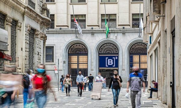 Ibovespa tem maior alta diária em 6 anos após resultado do 1° turno da eleição