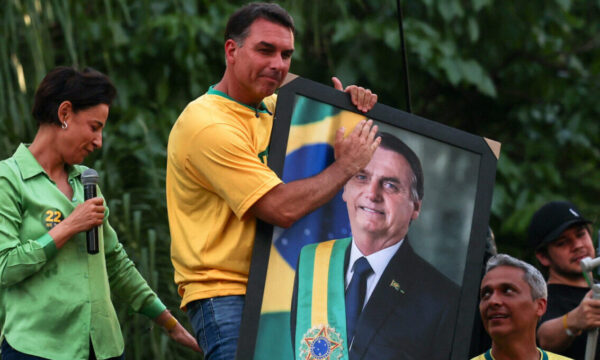 Flávio termina 1º turno na liderança e se torna favorito na disputa pr