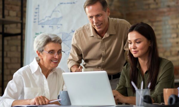 Profissionais 45+ estão dominando a IA mais rápido do que os jovens? O
