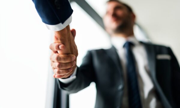 Demissões por IA não saíram como esperado e empresas começam a trazer