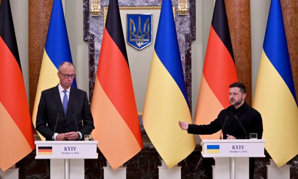 Rússia faz ataques a Kiev em dia de visita de chanceler alemão