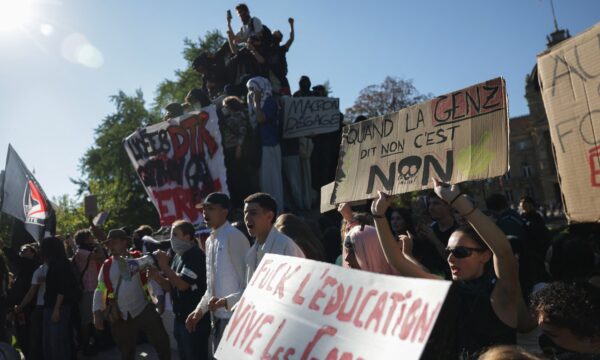 Da falta de professores à crise fiscal: por que a França voltou às rua