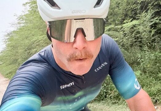 Após GP da Malásia, piloto da F1 percorre quase 350km de bicicleta rumo a Singapura