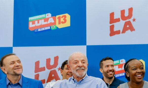 Lula diz que campanha do 1º turno foi ‘aquém da capacidade’, faz vídeos em selfie e investe em redes
