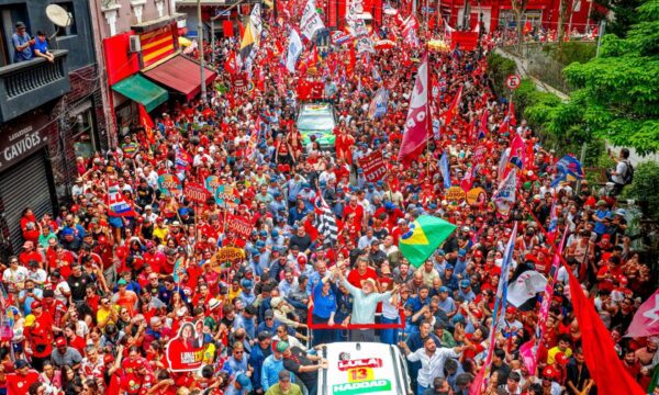 Lula chega forte ao 1º turno, mas pressionado por pesquisas e com reel