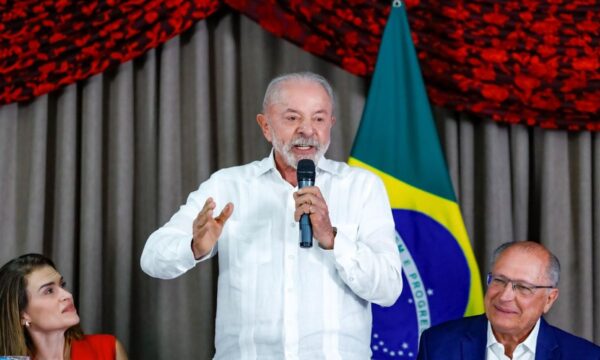 Lula diz que PL de Flávio Bolsonaro tenta barrar votação do fim da esc