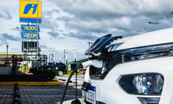 Avanço da recarga rápida muda estratégia financeira dos eletropostos