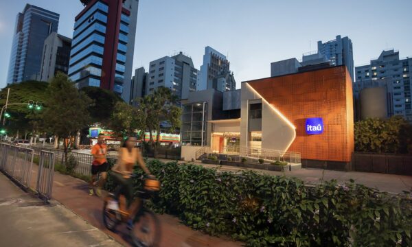 Itaú Unibanco coloca 21 imóveis comerciais em leilão com lances a partir de R$ 95,6 mil
