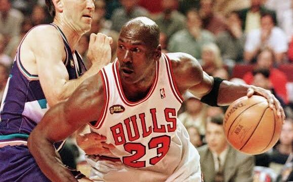 Camisa de Michael Jordan das Finais da NBA de 1998 é vendida por R$ 70