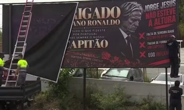 Empresário gasta R$ 11 mil em cartaz para defender CR7 e criticar Jorg