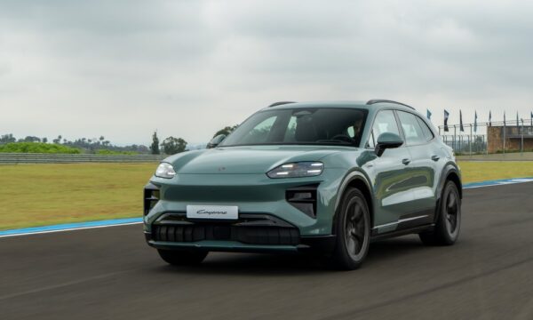 Novo Cayenne recorre à eletricidade para redefinir novamente segmento