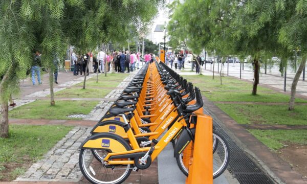 Bicicletas compartilhadas ganham espaço em SP, mas ciclistas enfrentam