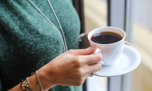 Qual o melhor horário para parar de tomar café? Veja o que dizem estudos