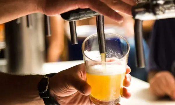 Brasileiros estão bebendo menos cerveja? BofA revela o que mudou no setor e avalia Ambev (ABEV3)