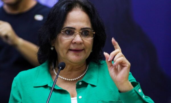 Damares diz que votará pelo fim da escala 6×1, mesmo admitindo que o t