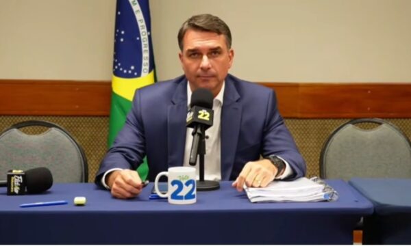 Flávio diz que debate foi cancelado após ‘censura sem vergonha’ e faz