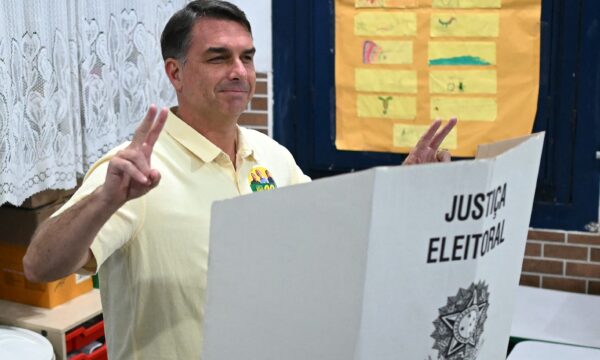 Flávio Bolsonaro cometeu crime ao pedir voto após votar no Rio? O que
