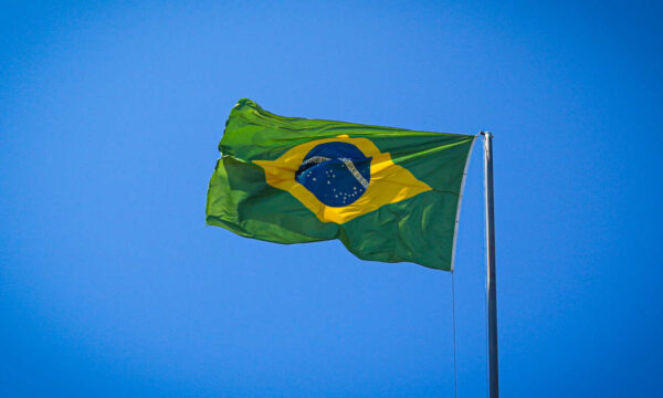 É compra: JP Morgan eleva recomendação para ações brasileiras após 1º