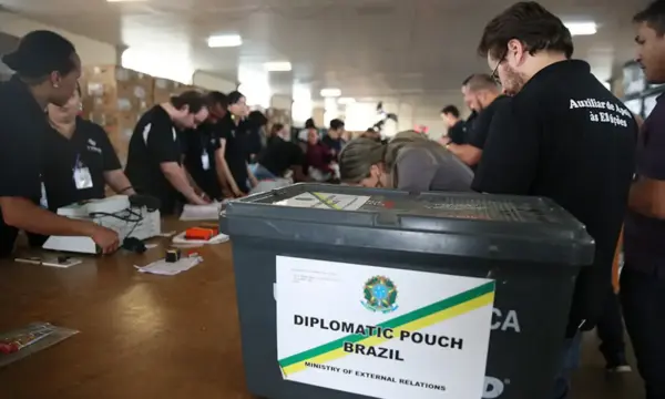 Eleições 2026: Quase 1 milhão de brasileiros no exterior poderão votar