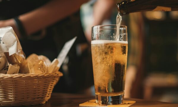 Pode beber no dia da eleição? Veja como e onde funciona a Lei Seca neste domingo