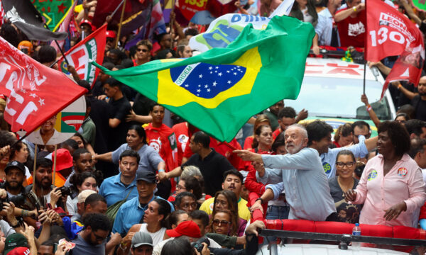 Lula diz que brasileiros têm o direito de ter quantos cartões de crédito quiserem
