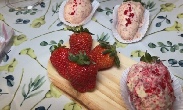 Morango cravejado: a sobremesa viral que encontrou um morango mais caro e escasso
