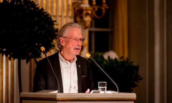Premiado e contestado: como um escritor levou o Nobel ao centro de uma