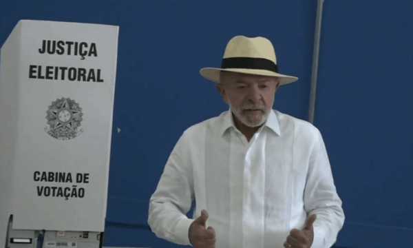 Lula prevê vitória e pede participação dos 70+ na eleição ao votar em