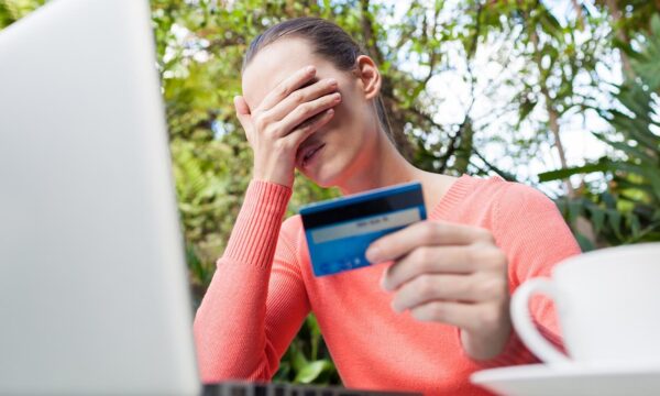 Cartão de crédito não é renda extra, não importa quantos você tenha, alertam educadores