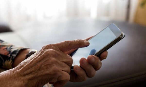 Melhor celular simples e barato para idosos em 2026: veja modelos e co