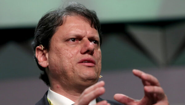 Tarcísio deve ser reeleito já no primeiro turno, aponta pesquisa; rele