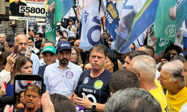 Tarcísio encerra campanha na capital ao lado de Nunes, que fala em 'pá de cal' em Haddad