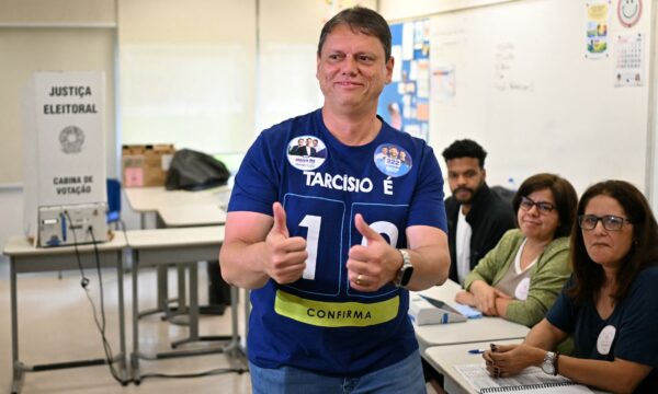 Tarcísio vota no Morumbi e disputa reeleição como governador em São Paulo