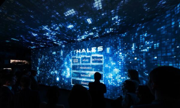 Diretor-presidente da Thales sugere combater IA com a própria tecnologia