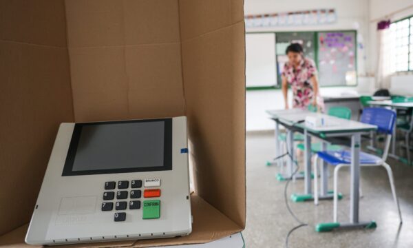Eleições 2026: quantas urnas foram trocadas hoje? Veja o que aconteceu