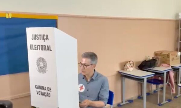 MP Eleitoral apresenta ação à Justiça após Zema usar celular na cabine de votação
